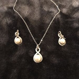 4/$15 Pearl costume necklace and earring set